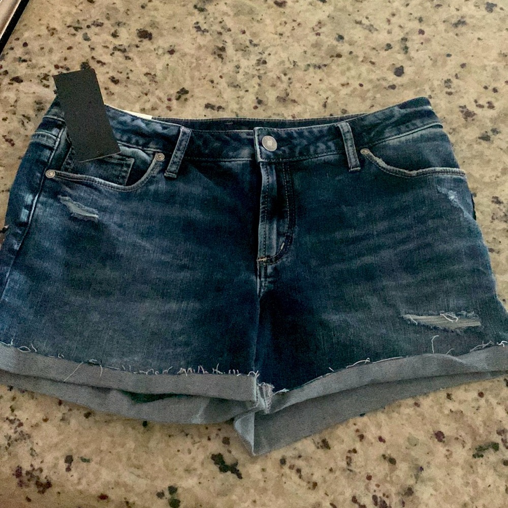Suki short mid-rise curvy distressed short